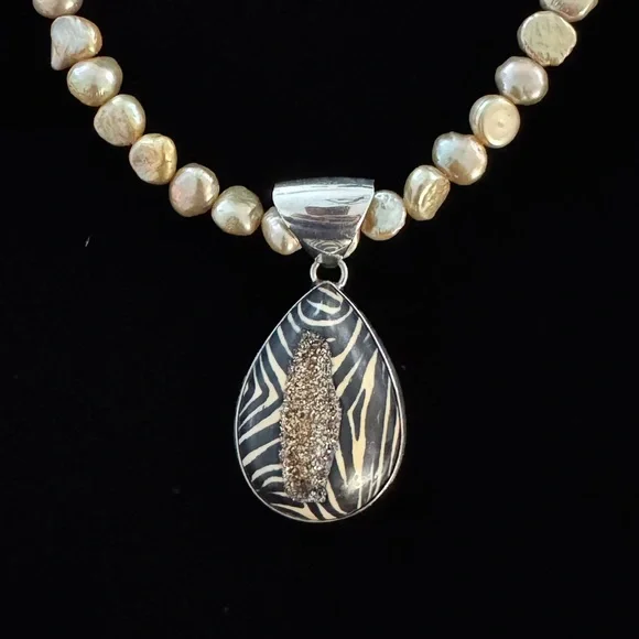 NWOT Freshwater Pearl Necklace with Faux Geode Pendant - Picture 3 of 9